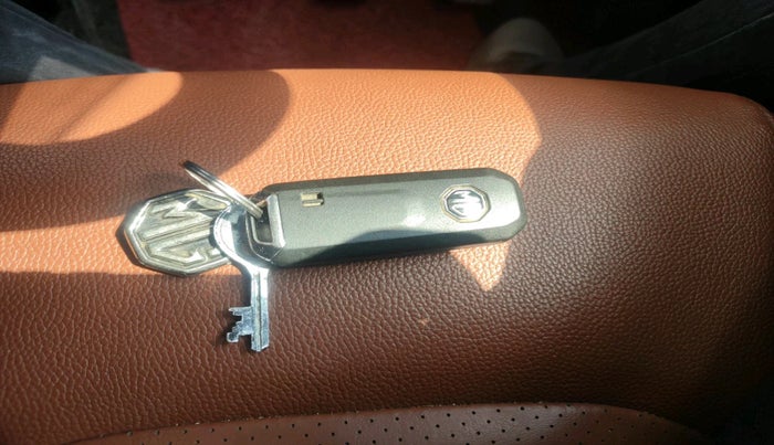 2021 MG HECTOR PLUS SELECT 2.0 DIESEL TURBO MT 7-STR, Diesel, Manual, 1,25,371 km, interior