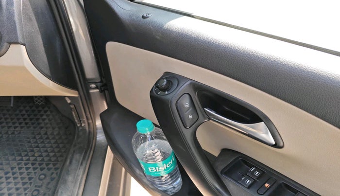 2013 Volkswagen Polo HIGHLINE1.2L, Petrol, Manual, 1,14,335 km, interior