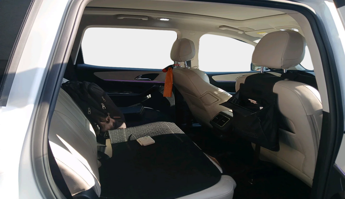 2025 Mahindra XUV700 AX 7 LUXURY P AT 7 STR, Petrol, Automatic, 10,190 km, interior