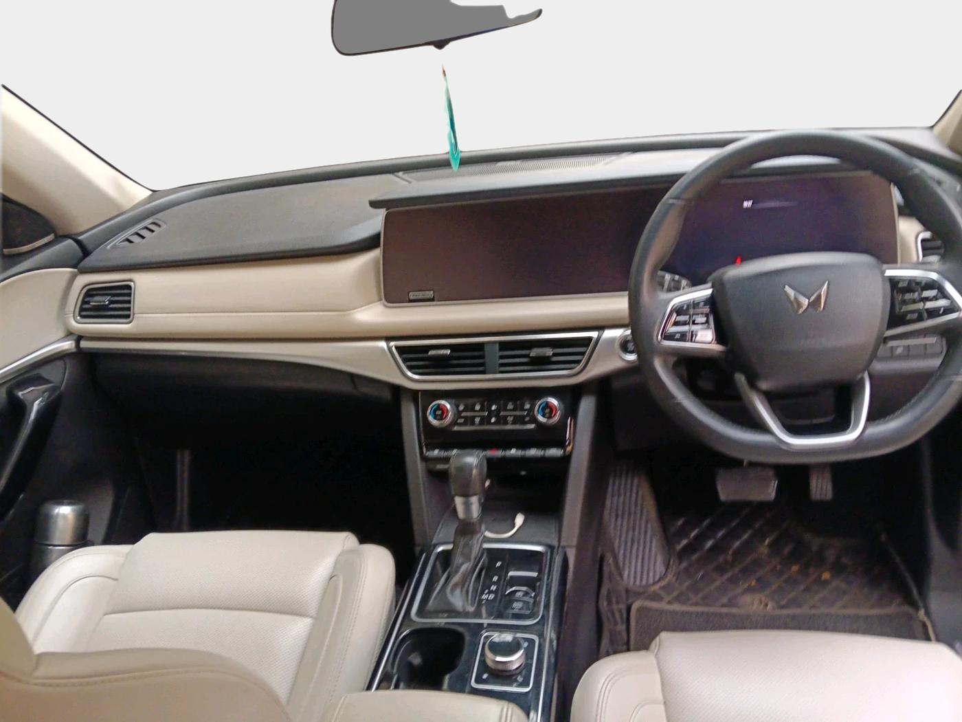 2021 Mahindra XUV700 AX 7 LUXURY D AT 7 STR, Diesel, Automatic, 80,192 km, interior