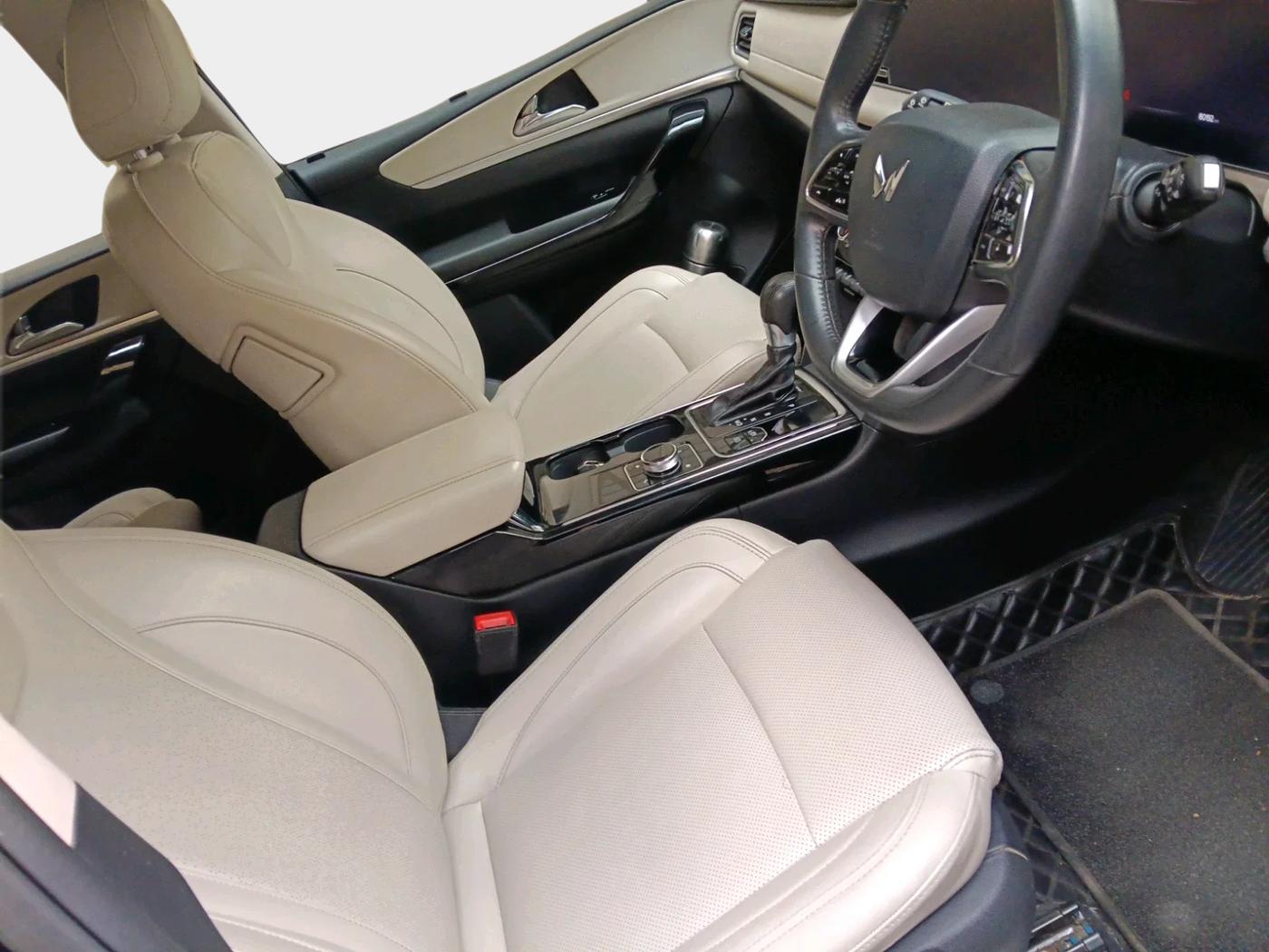 2021 Mahindra XUV700 AX 7 LUXURY D AT 7 STR, Diesel, Automatic, 80,192 km, interior