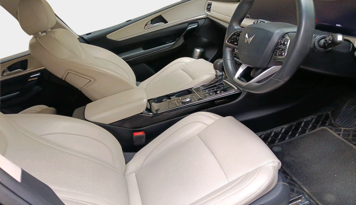 2021 Mahindra XUV700 AX 7 LUXURY D AT 7 STR, Diesel, Automatic, 80,192 km, interior