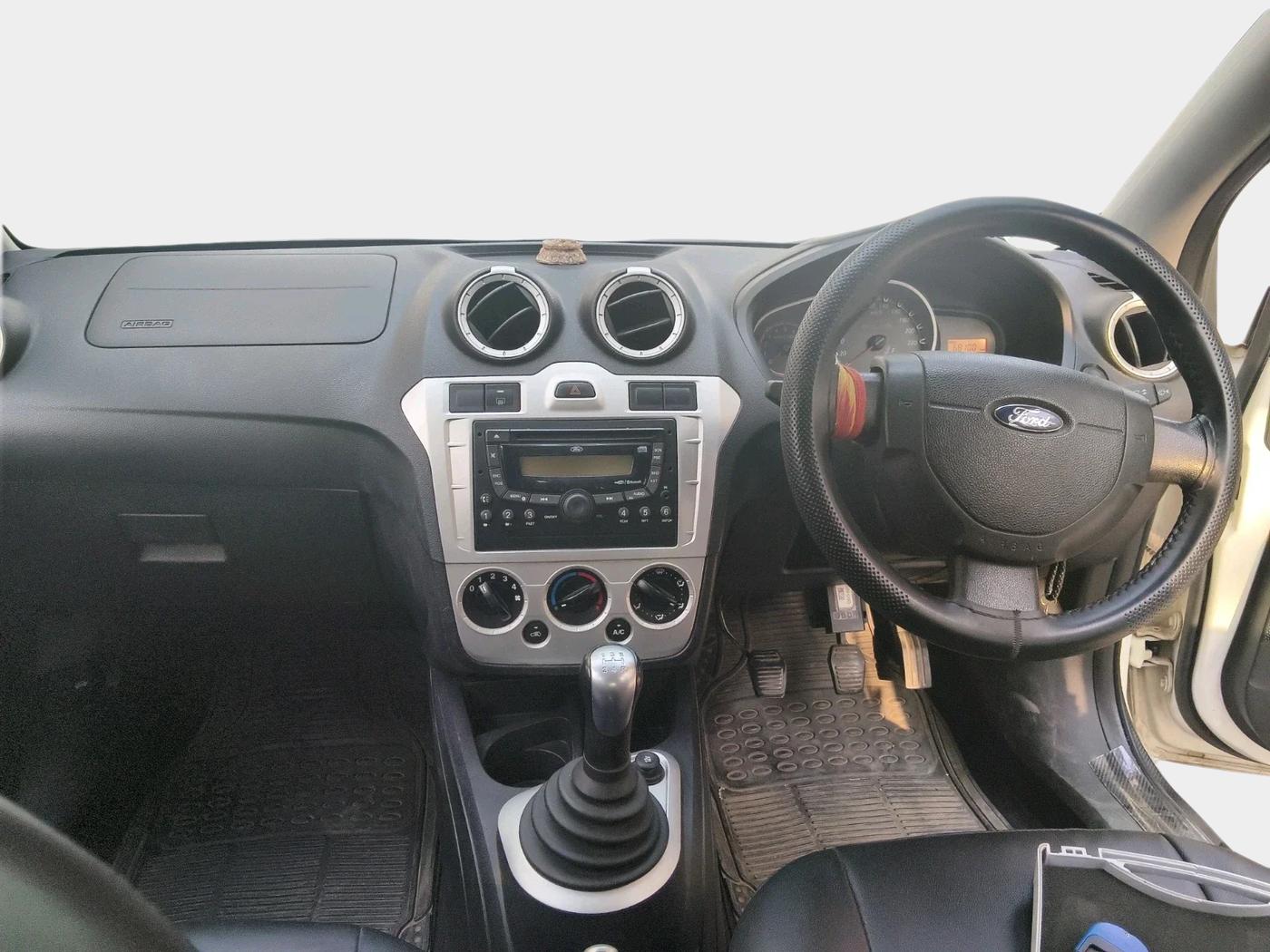 2011 Ford Figo TITANIUM 1.4 DIESEL, Diesel, Manual, 68,101 km, interior