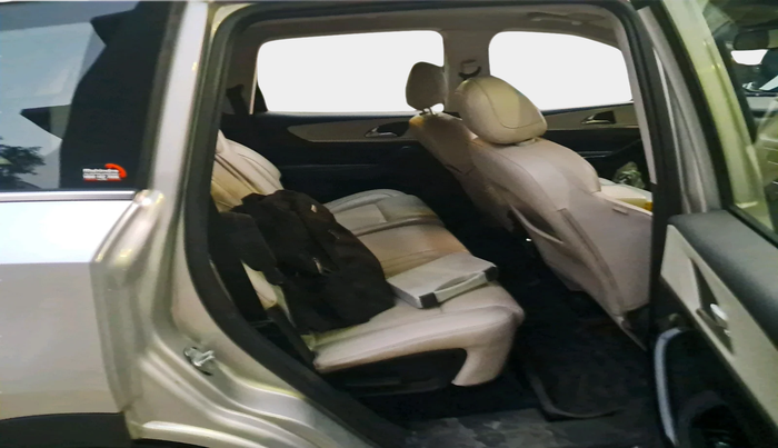 2022 Mahindra XUV700 AX 7 LUXURY D AT 7 STR, Diesel, Automatic, 78,815 km, interior