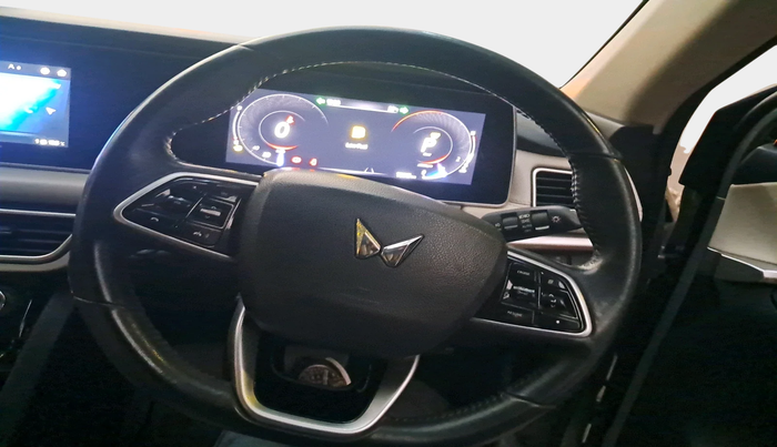 2022 Mahindra XUV700 AX 7 LUXURY D AT 7 STR, Diesel, Automatic, 78,815 km, interior