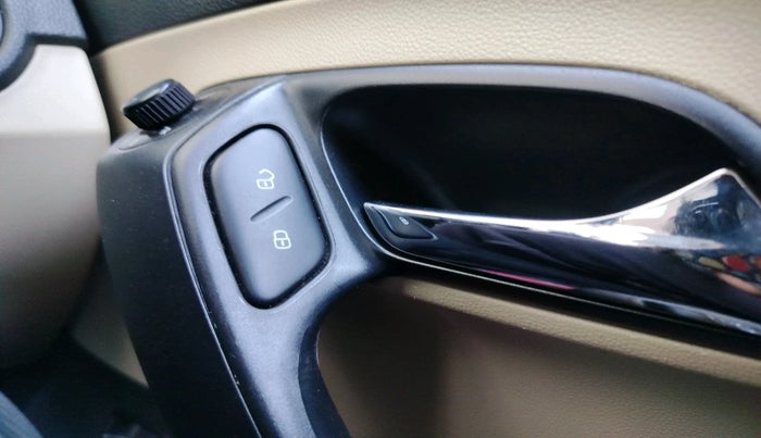 2017 Skoda Rapid AMBITION 1.6 MPI MT, Petrol, Manual, 32,596 km, interior