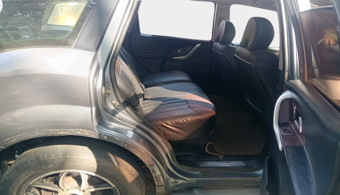 2011 Mahindra XUV500 W6, Diesel, Manual, 1,21,957 km, interior