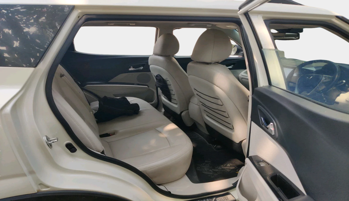 2023 Mahindra XUV300 W8 (O) 1.5 DIESEL AMT, Diesel, Automatic, 78,824 km, interior