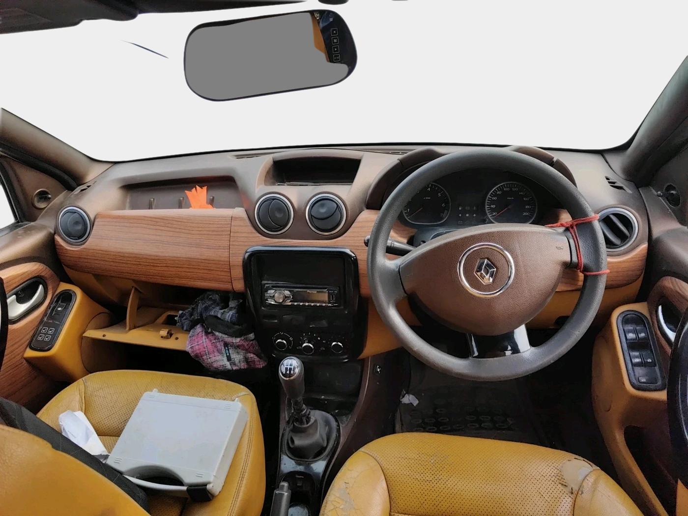 2013 Renault Duster RXE PETROL, CNG, Manual, 1,37,744 km, interior