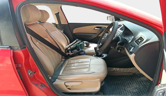 2014 Volkswagen Polo HIGHLINE1.5L, Diesel, Manual, 1,19,292 km, interior