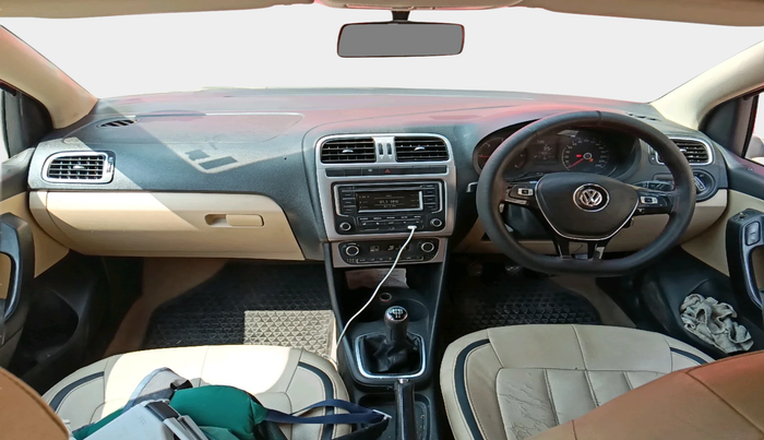 2014 Volkswagen Polo HIGHLINE1.5L, Diesel, Manual, 1,19,292 km, interior