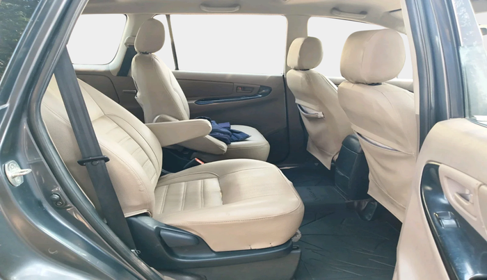 2016 Toyota Innova 2.5 GX 7 STR, Diesel, Manual, 93,251 km, interior