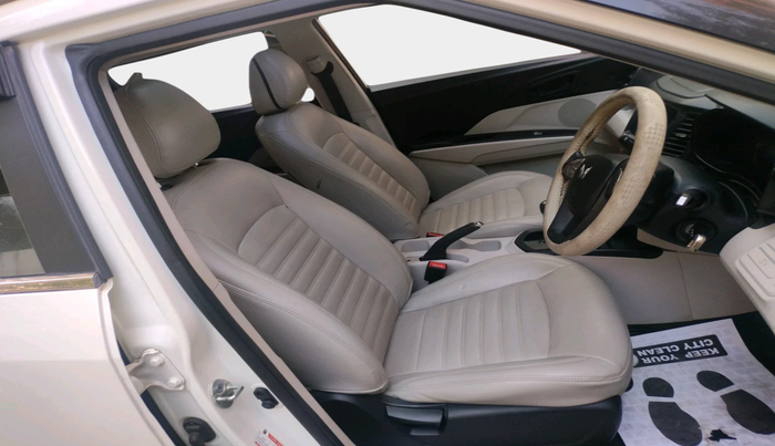 2023 Mahindra XUV300 W6 1.2 PETROL AMT, Petrol, Automatic, 31,510 km, interior