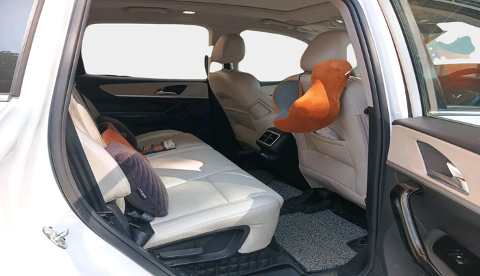 2023 Mahindra XUV700 AX 7 LUXURY D AT 7 STR, Diesel, Automatic, 61,170 km, interior