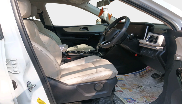 2023 Mahindra XUV700 AX 7 LUXURY D AT 7 STR, Diesel, Automatic, 61,170 km, interior