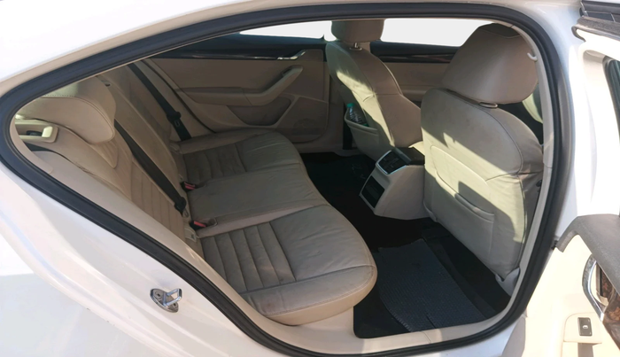 2014 Skoda Octavia ELEGANCE 2.0 TDI AT, Diesel, Automatic, 1,16,747 km, interior