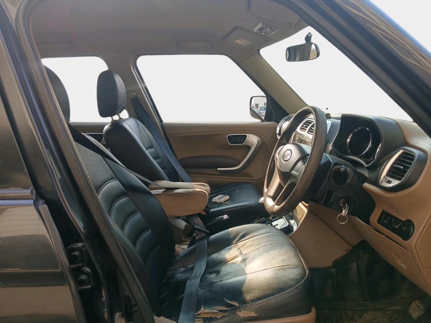 2016 Mahindra TUV300 T8 AMT, Diesel, Automatic, 57,840 km, interior