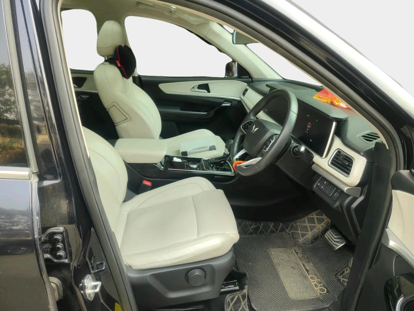 2023 Mahindra XUV700 AX 7 LUXURY D AT 7 STR, Diesel, Automatic, 69,814 km, interior