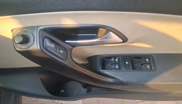 2014 Volkswagen Polo COMFORTLINE 1.2L, Diesel, Manual, 1,25,102 km, interior