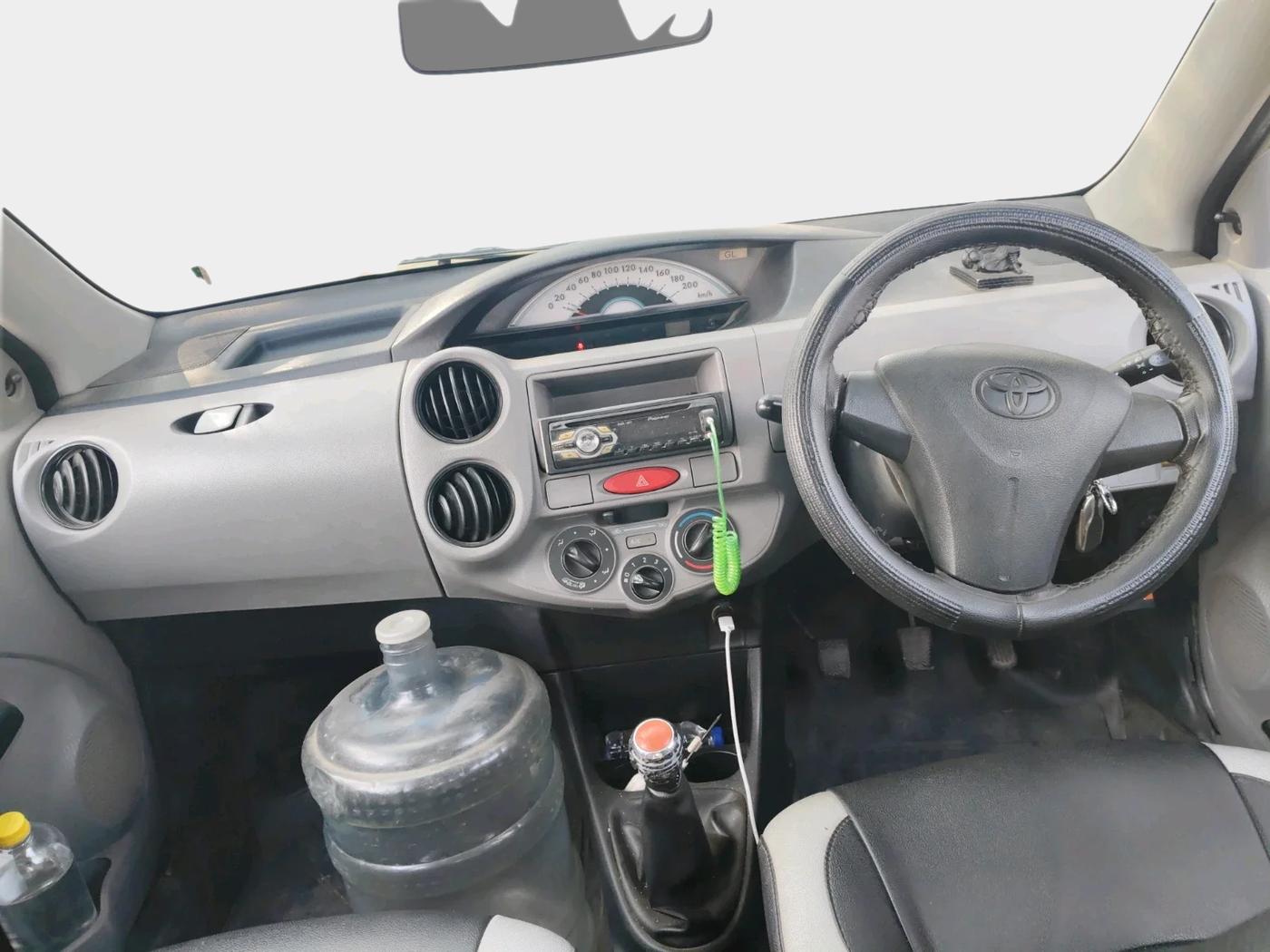 2011 Toyota Etios Liva G, Petrol, Manual, 1,08,613 km, interior