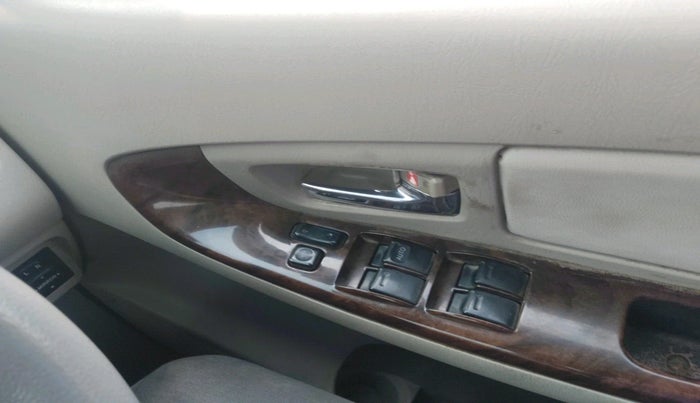 2013 Toyota Innova 2.5 VX 7 STR, Diesel, Manual, 1,39,111 km, interior