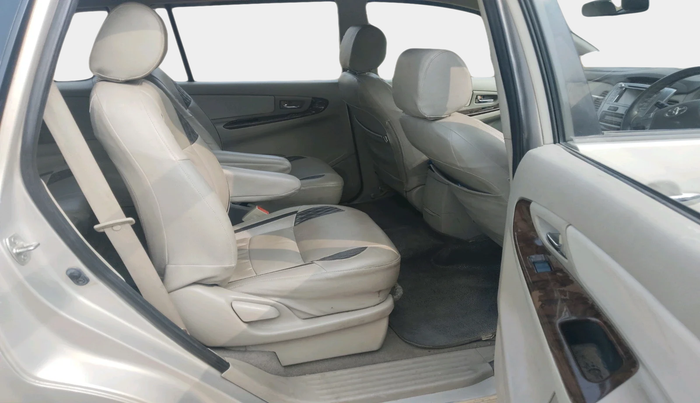 2013 Toyota Innova 2.5 VX 7 STR, Diesel, Manual, 1,39,111 km, interior