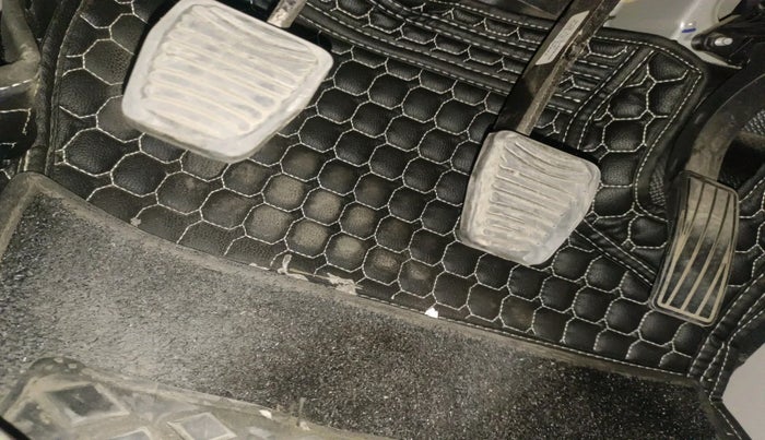 2019 Mahindra XUV300 W8 (O) 1.2 PETROL, Petrol, Manual, 71,606 km, interior