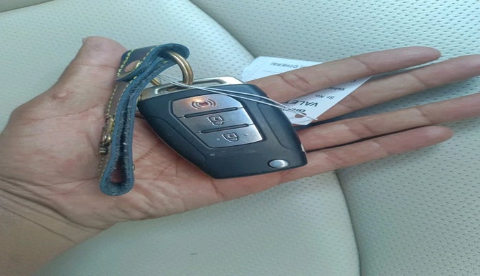 2019 Mahindra XUV300 W8 (O) 1.2 PETROL, Petrol, Manual, 71,606 km, interior