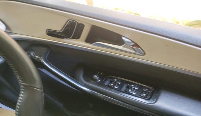 2022 Mahindra XUV700 AX 7 P AT 7 STR, Petrol, Automatic, 91,371 km, interior