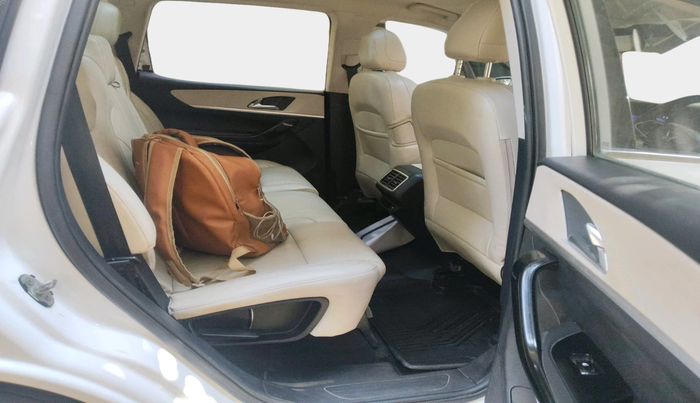 2022 Mahindra XUV700 AX 7 P AT 7 STR, Petrol, Automatic, 91,371 km, interior