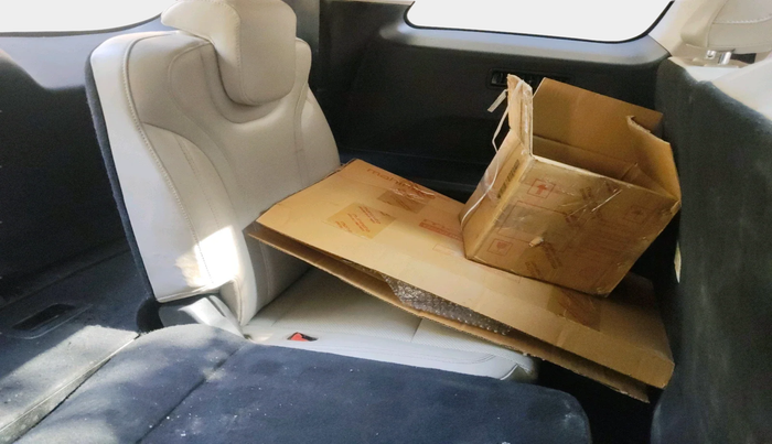 2022 Mahindra XUV700 AX 7 P AT 7 STR, Petrol, Automatic, 91,371 km, interior