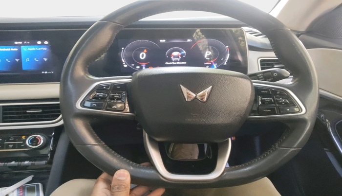 2022 Mahindra XUV700 AX 7 P AT 7 STR, Petrol, Automatic, 91,371 km, interior