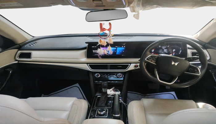 2022 Mahindra XUV700 AX 7 P AT 7 STR, Petrol, Automatic, 91,371 km, interior