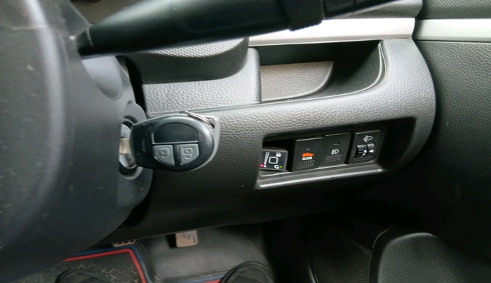 2017 Maruti Swift VXI O, CNG, Manual, 1,09,893 km, interior