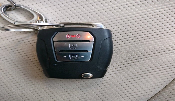 2020 Mahindra XUV300 W8 (O) 1.5 DIESEL, Diesel, Manual, 94,500 km, interior