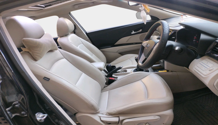 2020 Mahindra XUV300 W8 (O) 1.5 DIESEL, Diesel, Manual, 94,500 km, interior