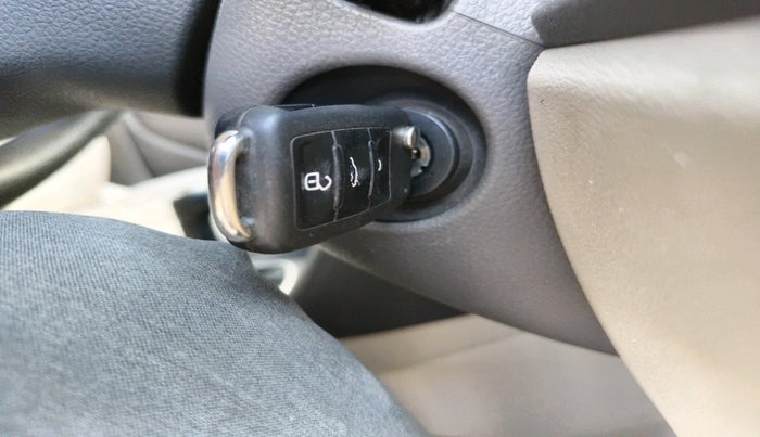 2011 Volkswagen Vento HIGHLINE 1.6 MPI, Petrol, Manual, 74,612 km, interior