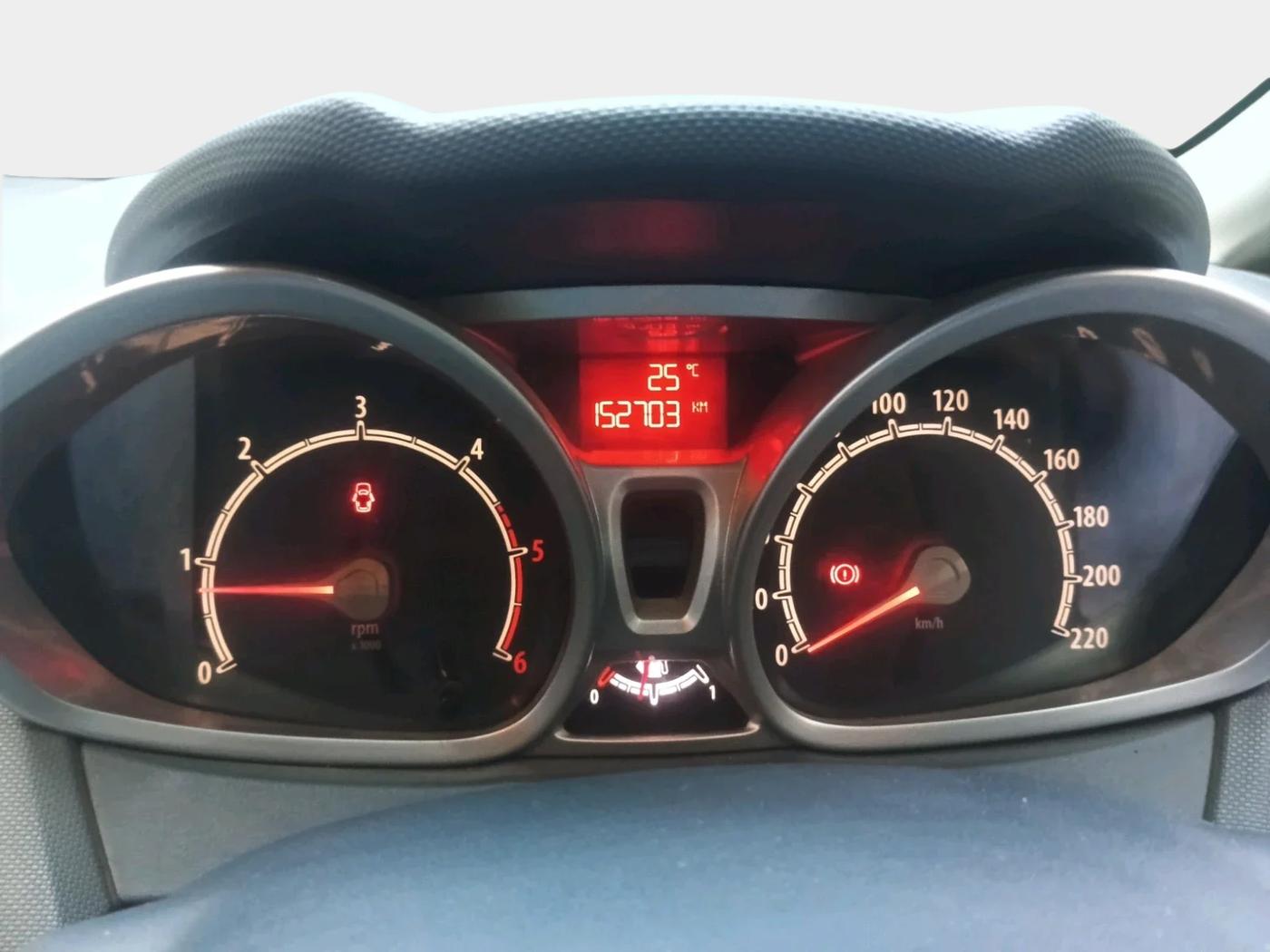 2011 Ford Fiesta TITANIUM+ DIESEL, Diesel, Manual, 1,52,703 km, interior