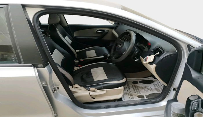 2013 Volkswagen Polo COMFORTLINE 1.2L PETROL, Petrol, Manual, 1,03,184 km, interior