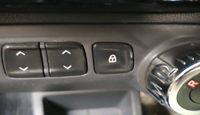 2016 Renault Kwid RXT 1.0 AMT (O), Petrol, Automatic, 27,052 km, interior