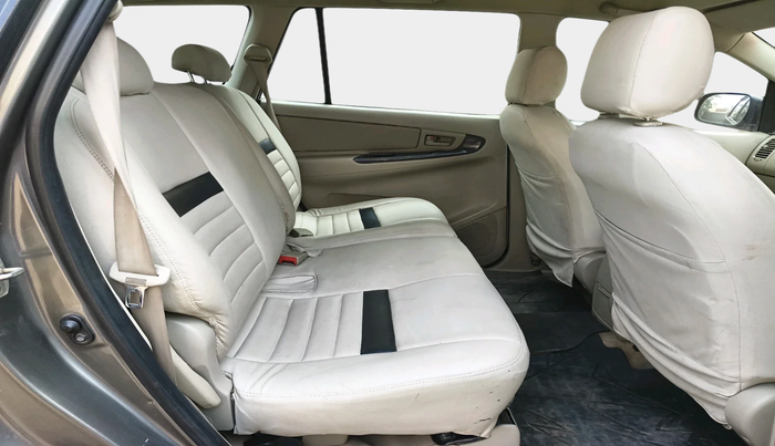 2014 Toyota Innova 2.5 GX 8 STR, Diesel, Manual, 2,03,288 km, interior