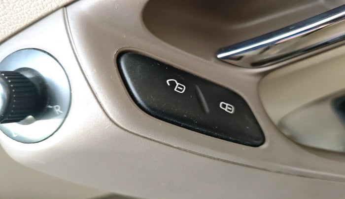 2013 Skoda Rapid AMBITION 1.6 MPI MT PLUS, Petrol, Manual, 1,14,613 km, interior