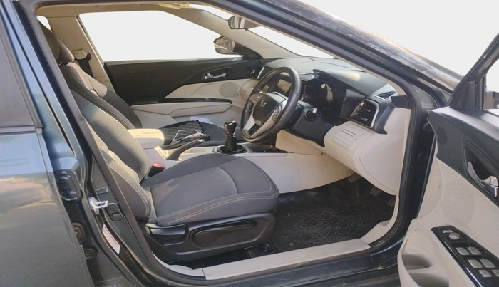 2023 Mahindra XUV300 W8 1.5 DIESEL, Diesel, Manual, 37,219 km, interior