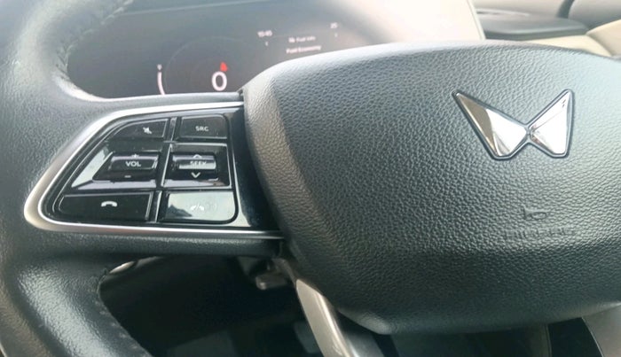 2022 Mahindra XUV700 AX 7 LUXURY D AT 7 STR, Diesel, Automatic, 82,535 km, interior