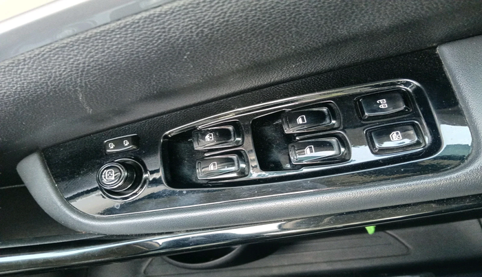 2022 Mahindra XUV700 AX 7 LUXURY D AT 7 STR, Diesel, Automatic, 82,535 km, interior