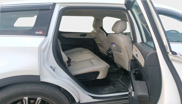2022 Mahindra XUV700 AX 7 LUXURY D AT 7 STR, Diesel, Automatic, 82,535 km, interior