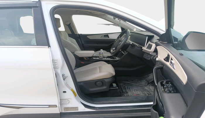 2022 Mahindra XUV700 AX 7 LUXURY D AT 7 STR, Diesel, Automatic, 82,535 km, interior