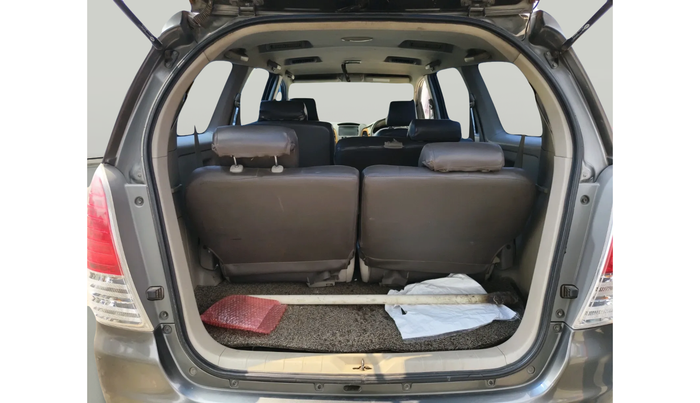 2011 Toyota Innova V 2.5 8 STR, Diesel, Manual, 2,27,451 km, exterior