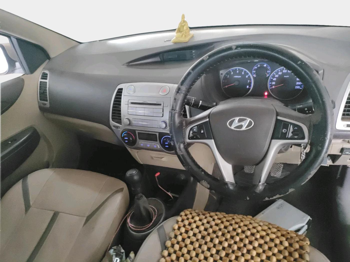 2011 Hyundai i20 SPORTZ 1.2, CNG, Manual, 1,55,474 km, interior