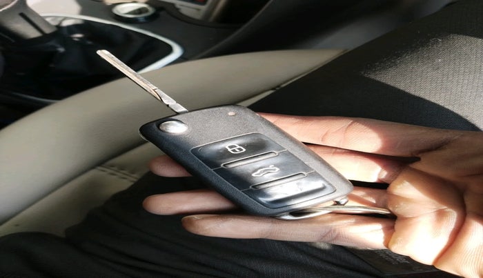 2011 Volkswagen Vento HIGHLINE 1.6 MPI, Petrol, Manual, 1,18,360 km, interior